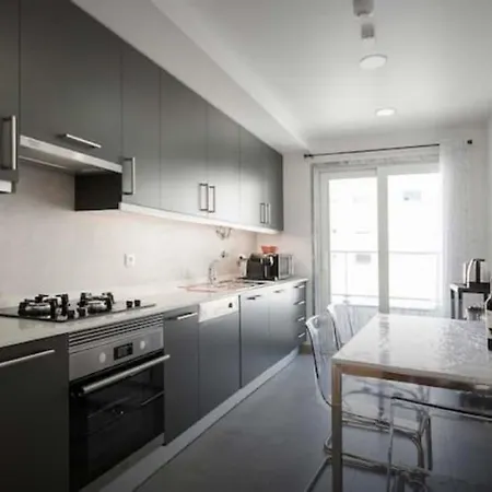 Modern For Family And Group Of Friends Appartement