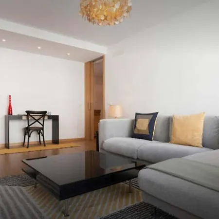 Modern For Family And Group Of Friends Appartement