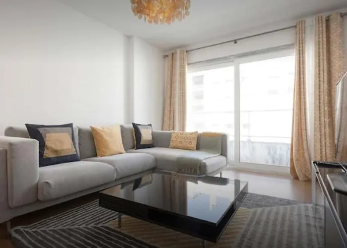 Modern For Family And Group Of Friends * Sacavém